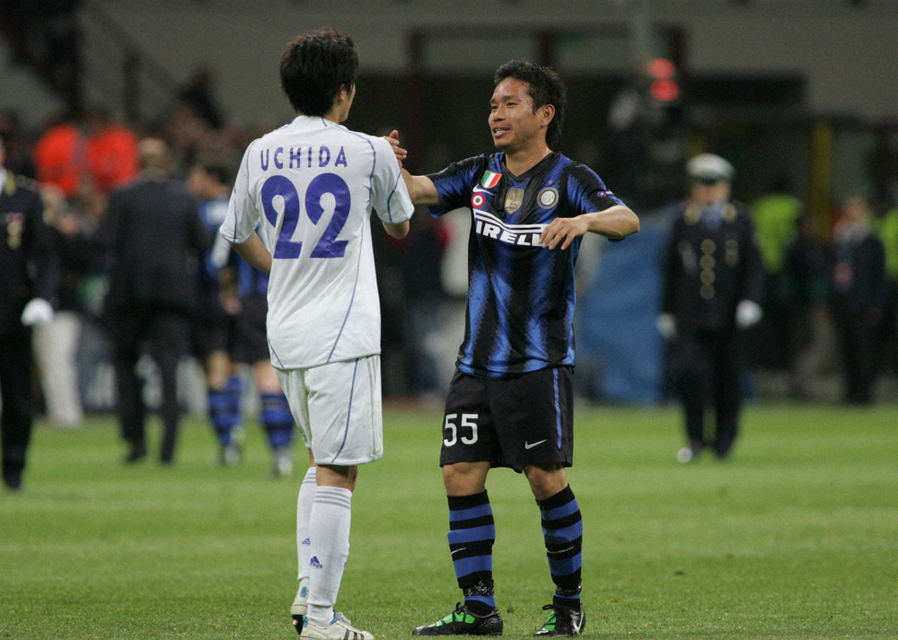 11年欧州CL準々決勝の試合後に長友と内田が試合後に握手する