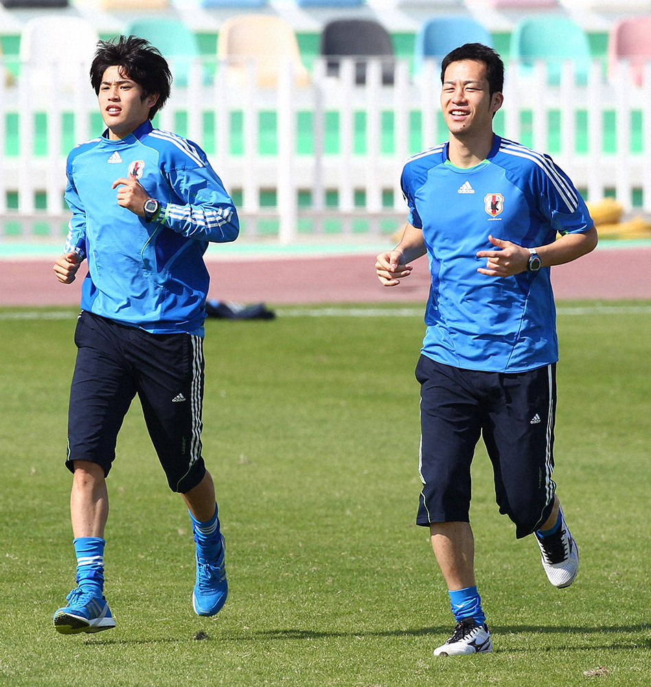 2011年1月、日本代表練習でランニングする内田（左）と吉田