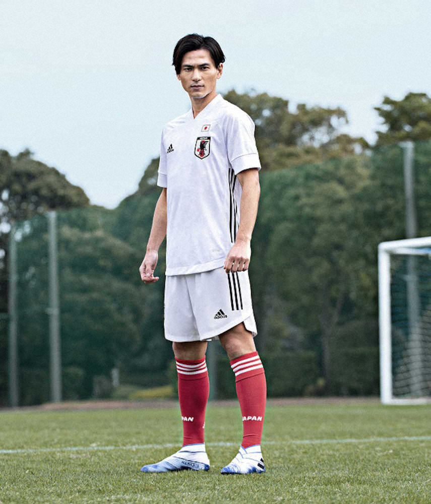 20年にサッカー日本代表アウェーユニホームを着用する南野