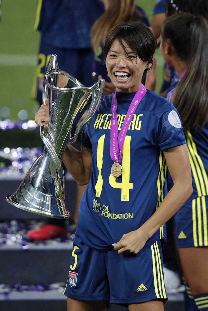 サッカー女子の欧州CLで優勝し、トロフィーを手に笑顔のリヨン・熊谷（AP）