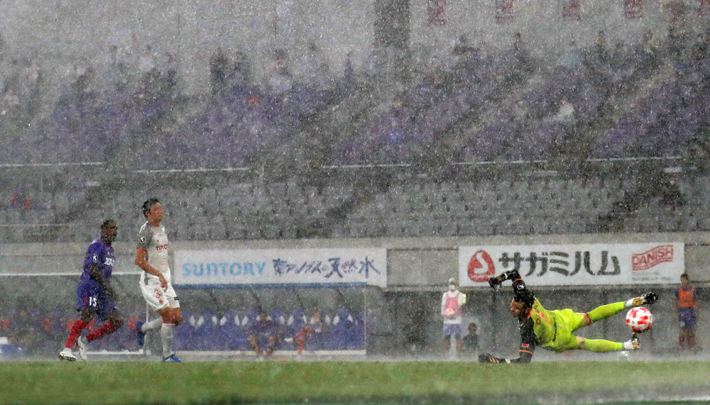 ＜FC東京・名古屋＞激しい雨の中でゴールを決めるFC東京のアダイウトン（左）＝撮影・西海健太郎