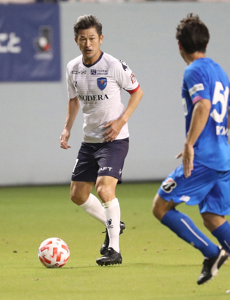 8月5日のルヴァン杯鳥栖戦に先発出場した横浜FCのFW三浦知良（左）