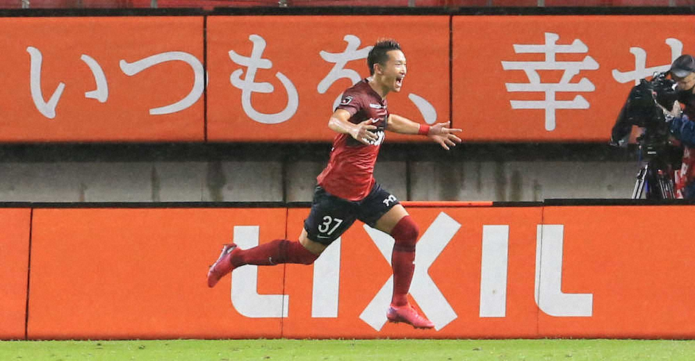 横浜FC戦の後半、勝ち越しゴールを決め喜ぶ鹿島・小泉