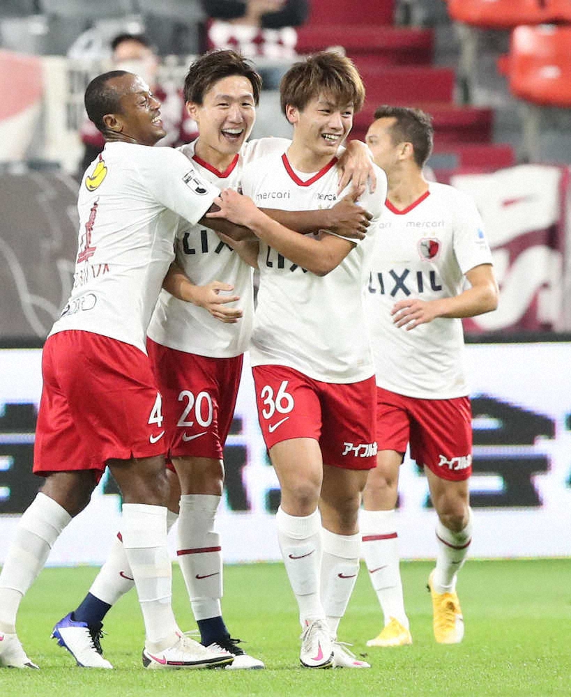 前半、先制ゴールを決めた鹿島・上田（左から3人目）　が笑顔を見せる　　