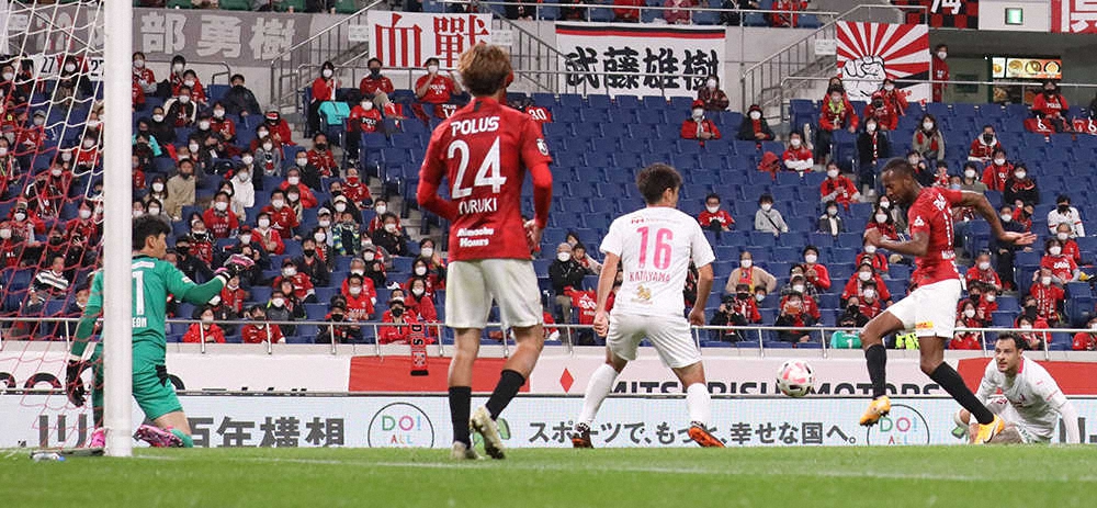 ＜浦和・C大阪＞後半26分、浦和・マルティノス（右から2人目）に3点目のゴールを献上（撮影・西海健太郎）