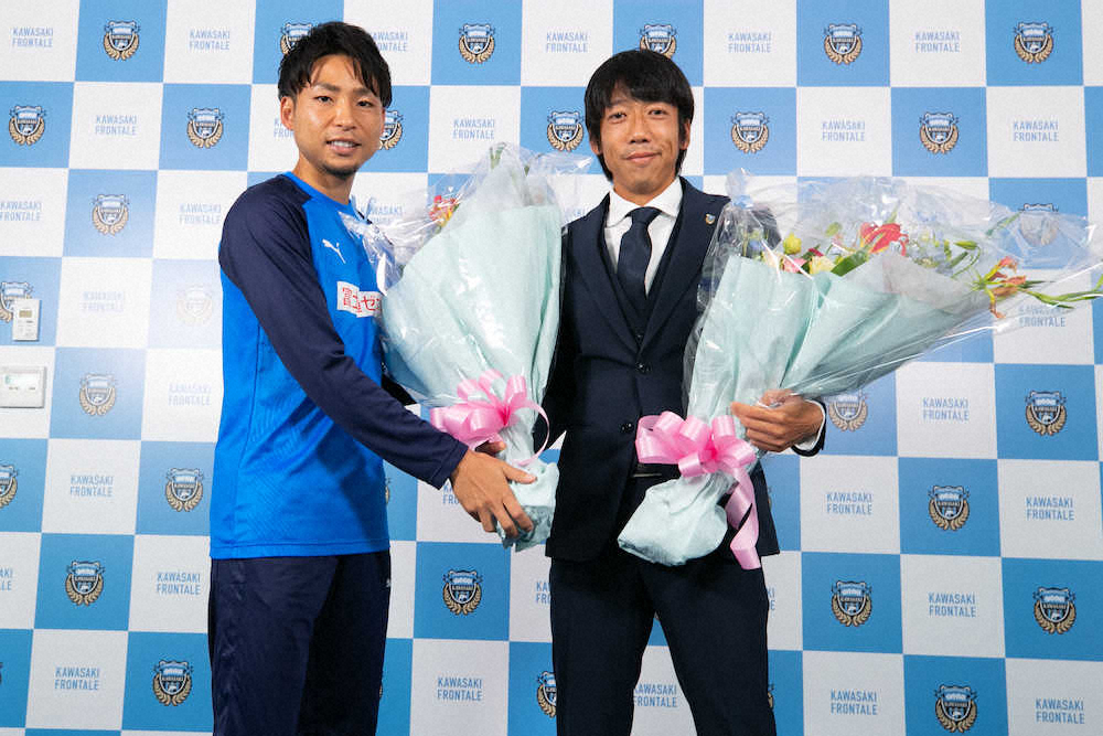 今季限りでの現役引退を表明し、小林（左）から花束を受け取る川崎Fの中村（川崎フロンターレ提供）
