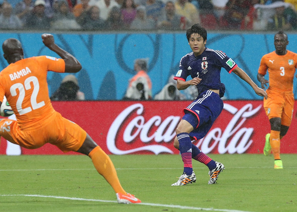 2014年6月のW杯1次リーグ・コートジボワール戦の後半、シュートを放つ日本代表のDF内田