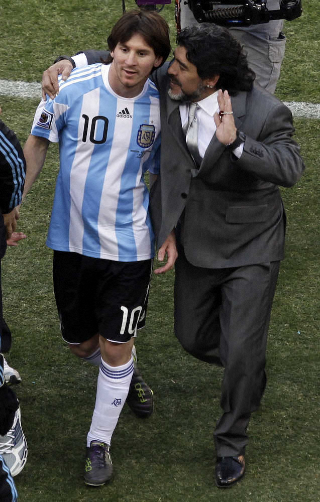 10年の南アフリカW杯でメッシ（左）らを擁したアルゼンチン代表を率いたマラドーナさん（AP）