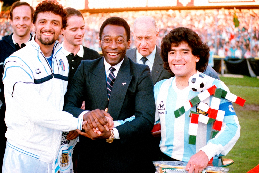 1987年、アルゼンチン対イタリアの試合前に手を握り合うマラドーナ氏（右）とペレ氏（中央）ら（AP）