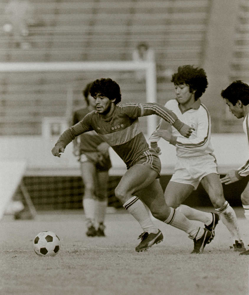 1982年、日本代表と試合をするボカ・ジュニアーズのマラドーナ氏（左）