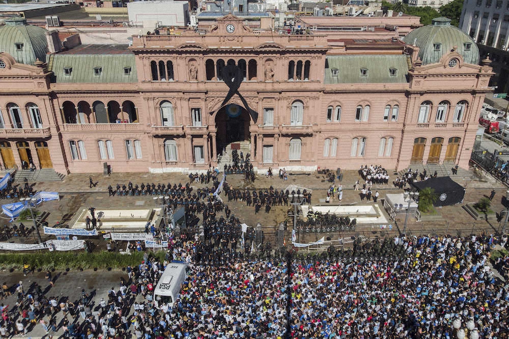 アルゼンチンの大統領府を取り囲む多くのマラドーナ氏のファン（AP）