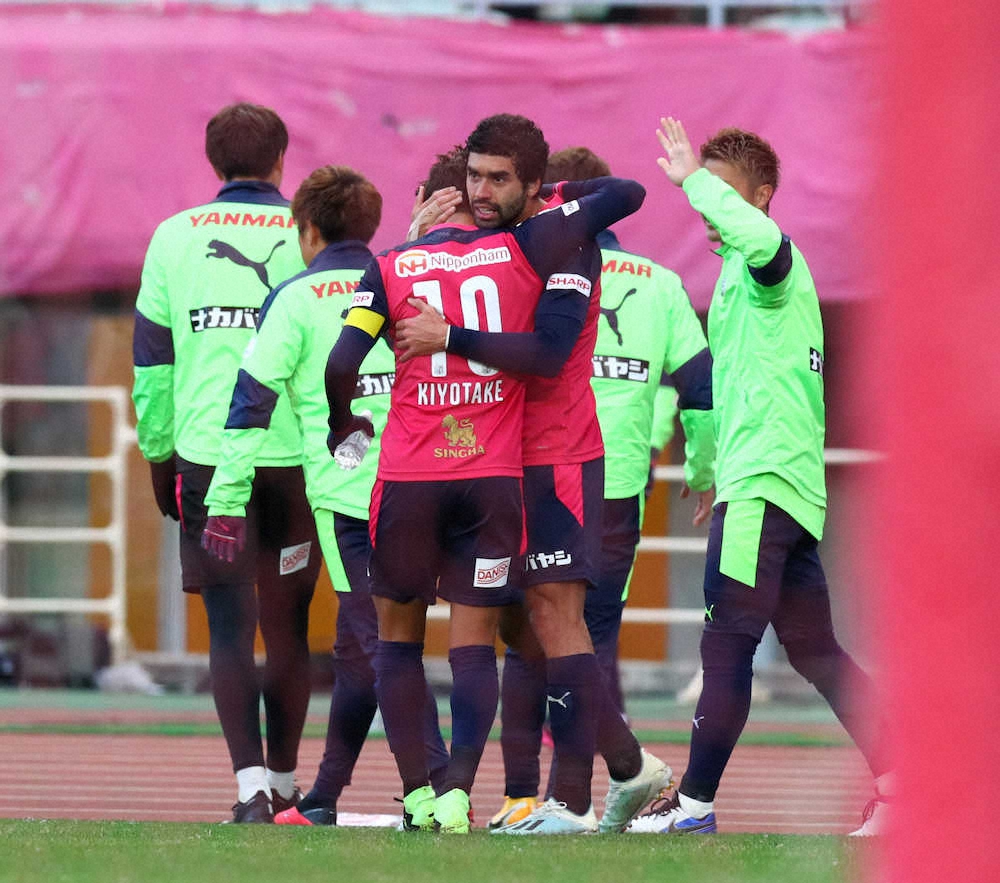 ＜C大阪・横浜FC＞後半、先制点を決めたC大阪のブルーノ・メンデスは清武（10）と抱き合う　（撮影・後藤　大輝）