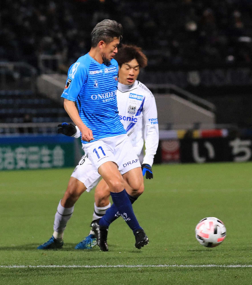 ＜横浜FC・G大阪＞後半、ゴール前でボールをトラップし、後ろにはたく横浜FC・三浦