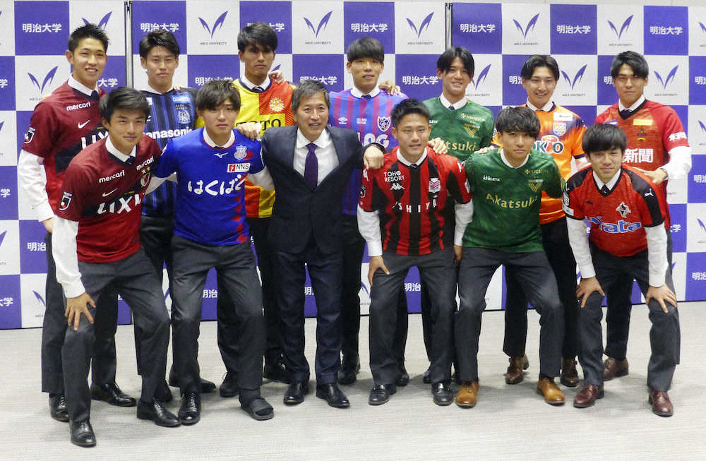 明大からJリーグのクラブへ進む12選手と栗田監督（前列左から3人目）