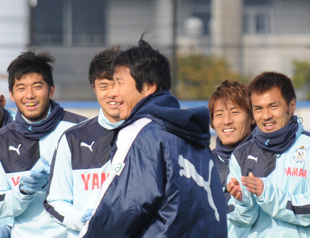 15年、磐田に臨時コーチとして迎えられた中山雅史氏（右から3人目）