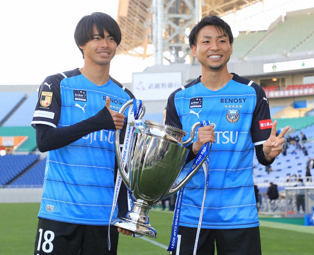 ＜川崎F・G大阪＞　優勝カップを持つ川崎F・三笘（左）と小林