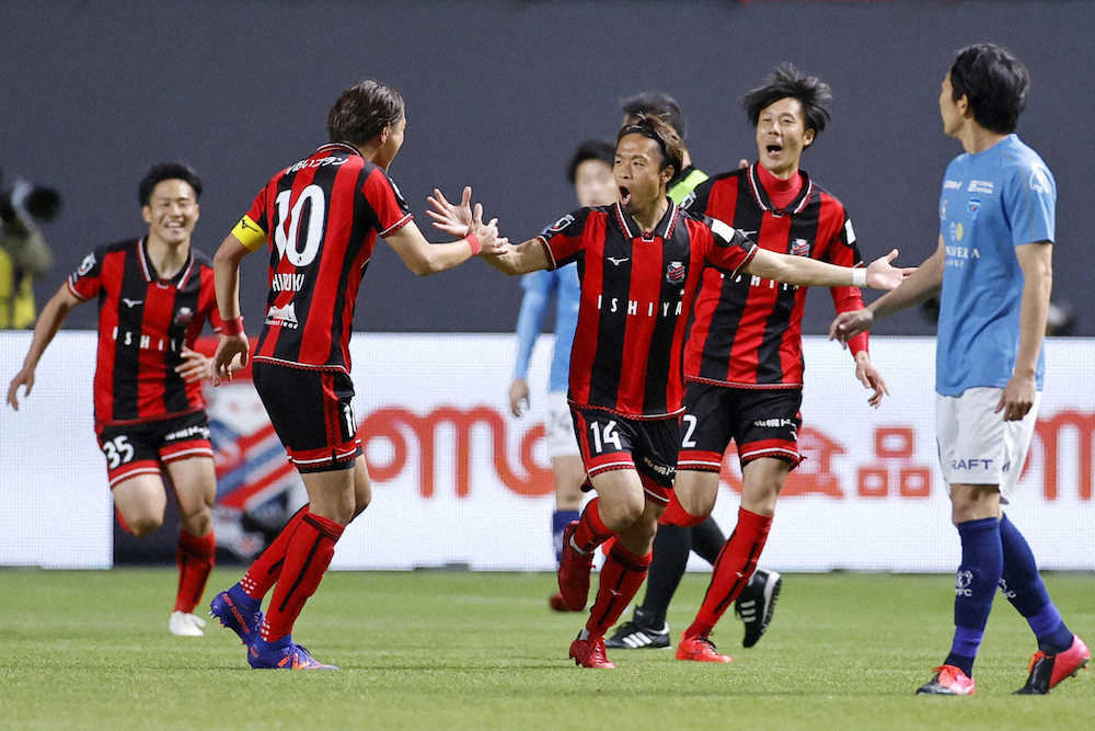＜札幌・横浜FC＞前半、先制ゴールを決め喜ぶ札幌・駒井（14）