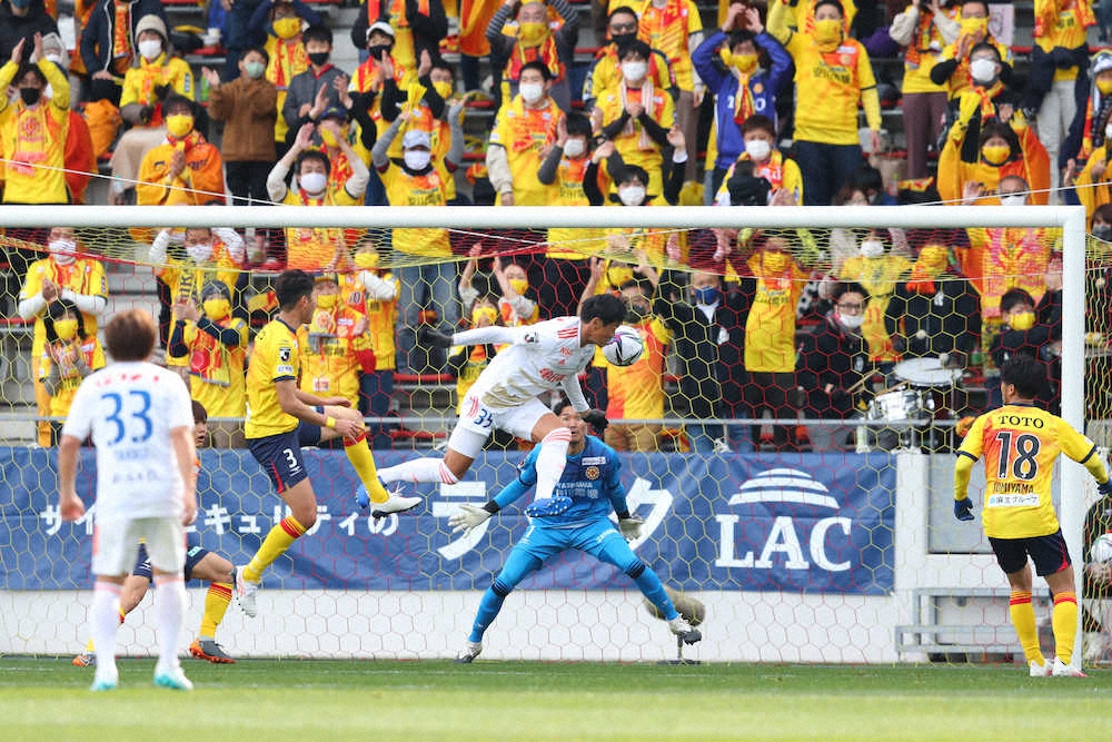 ＜北九州・新潟＞前半29分、ヘディングで先制ゴールを決める新潟・千葉（C）Jリーグ