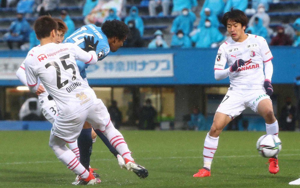 ＜横浜FC・C大阪　後半、同点弾を決めるジャーメイン良（左から2人目）　＝撮影・光山　貴大