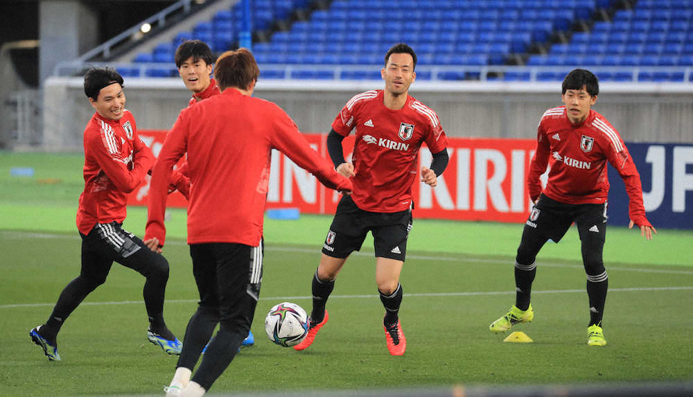 ＜日本代表練習＞笑顔でボール回しをする（左から）南野、冨安、吉田、遠藤