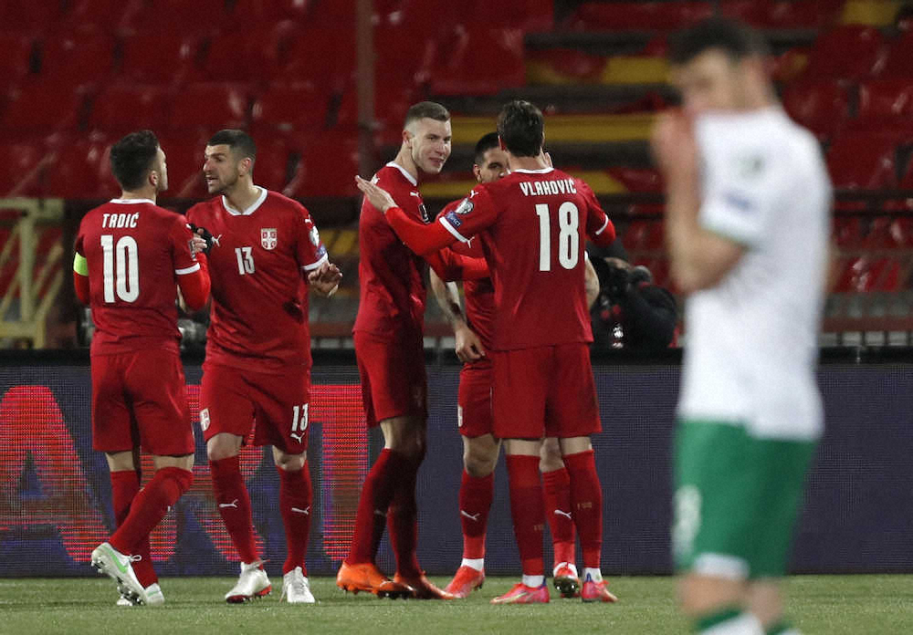<セルビア・アイルランド>ミトロビッチのゴール後、喜び合うセルビアの選手たち（AP）