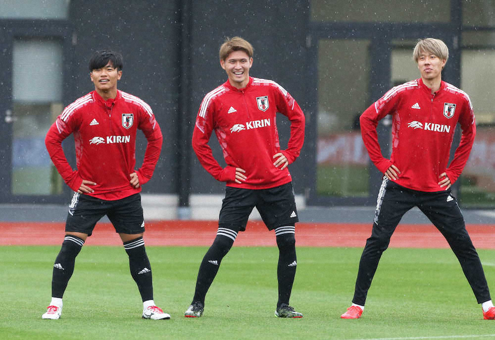＜U－24日本代表練習＞笑顔の（左から）旗手、田川、田中駿（撮影・西海健太郎）