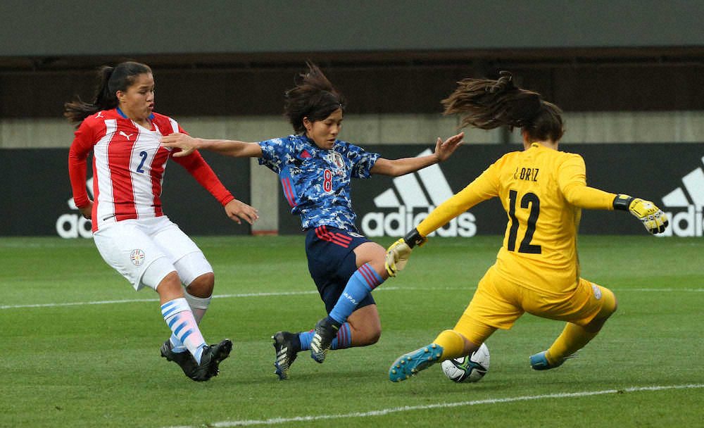 ＜サッカー女子　日本・パラグアイ＞前半、岩渕（中央）がゴールを決める（撮影・西海健太郎）