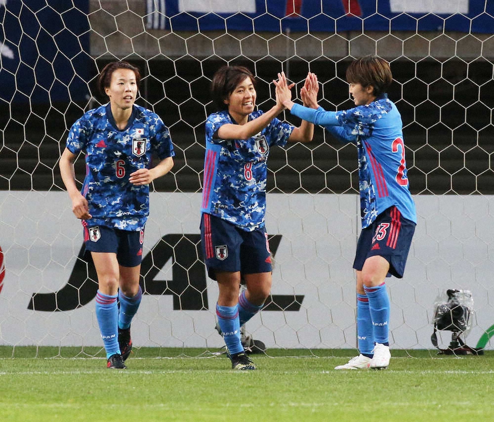 ＜サッカー女子　日本・パラグアイ＞後半、この日自身2得点目のゴールを決め喜ぶ岩渕（中）（撮影・西海健太郎）