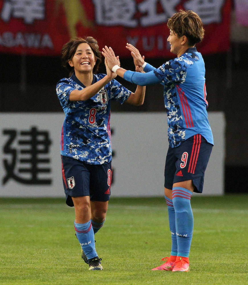 ＜サッカー女子　日本・パラグアイ＞後半、この日自身2得点目のゴールを決め菅沢（右）と喜ぶ岩渕（撮影・西海健太郎）