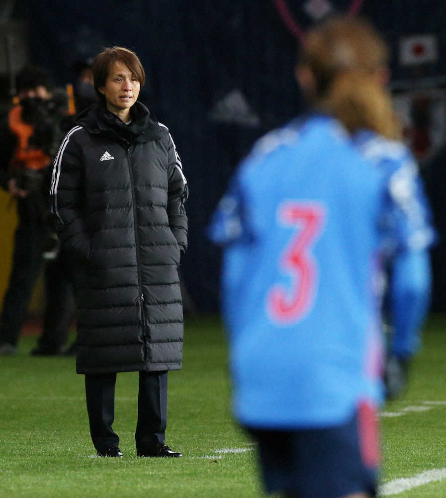 ＜サッカー女子　日本・パラグアイ＞後半、試合を見つめる高倉監督（左）