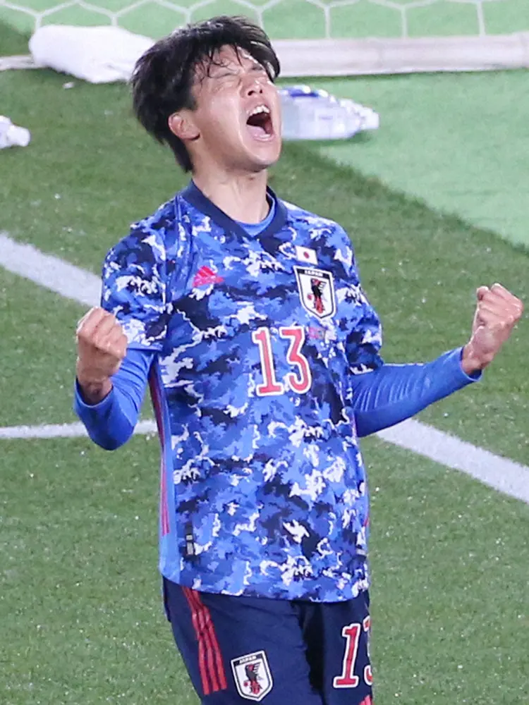先月25日の韓国戦で日本代表デビューし、ゴールを決め喜ぶ山根（撮影・西海健太郎）