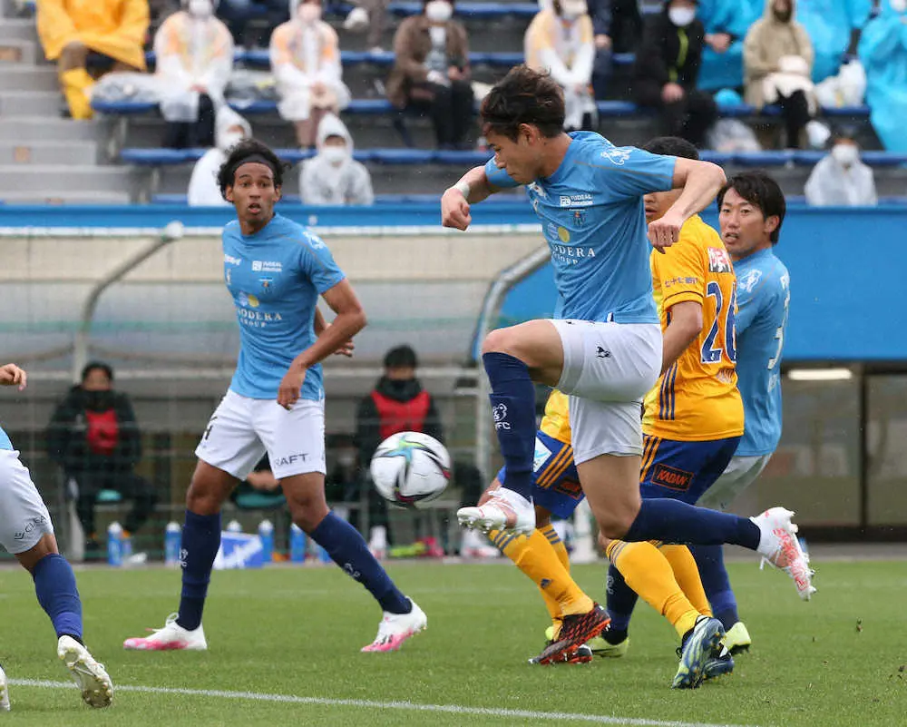 ＜横浜FC・仙台＞前半、ゴールを決める横浜FC・袴田（左から2人目）（撮影・西海健太郎）