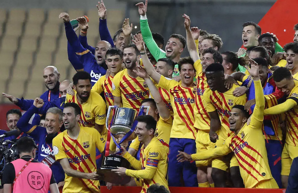 スペイン国王杯に優勝して喜ぶメッシらバルセロナの選手たち（AP）