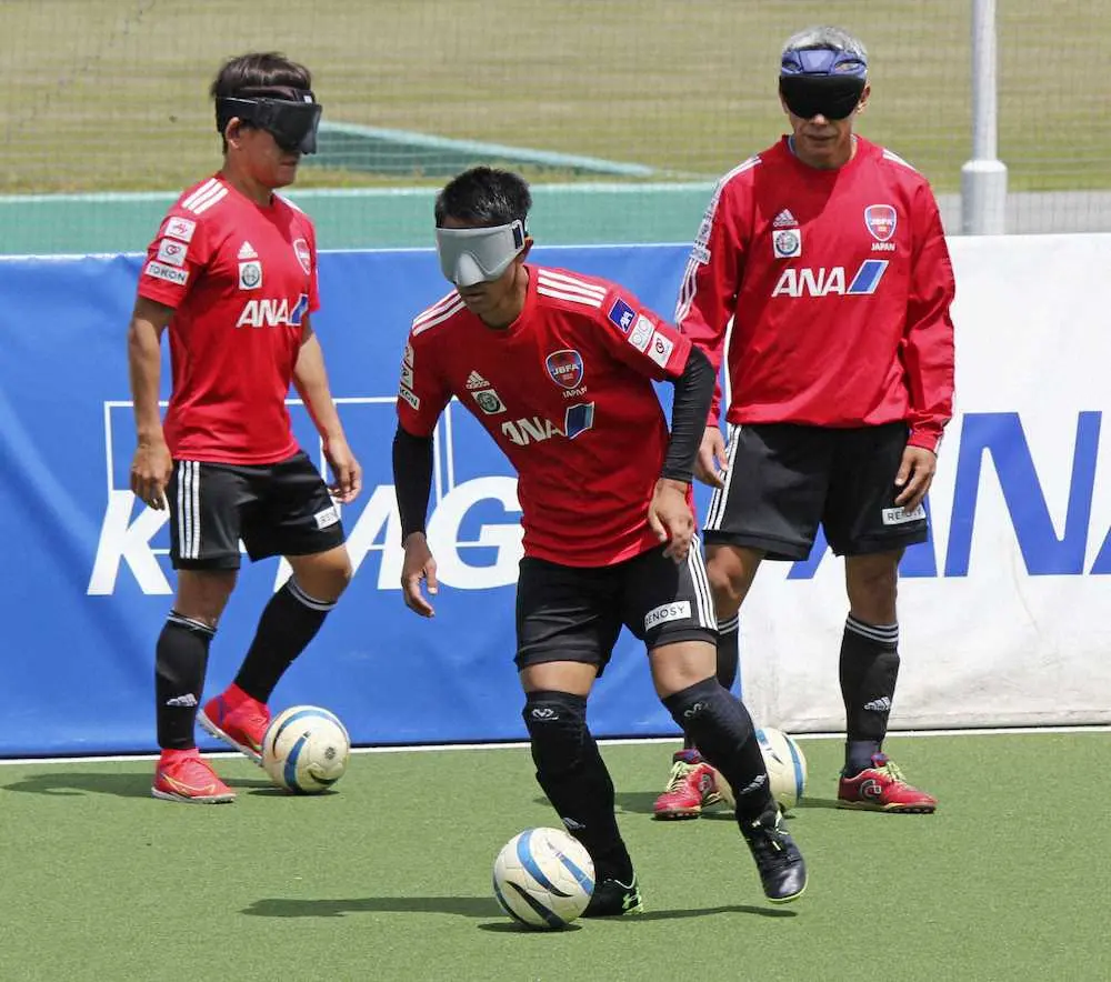 視覚障害者らによる5人制サッカーの日本代表合宿で、練習する川村（中央）