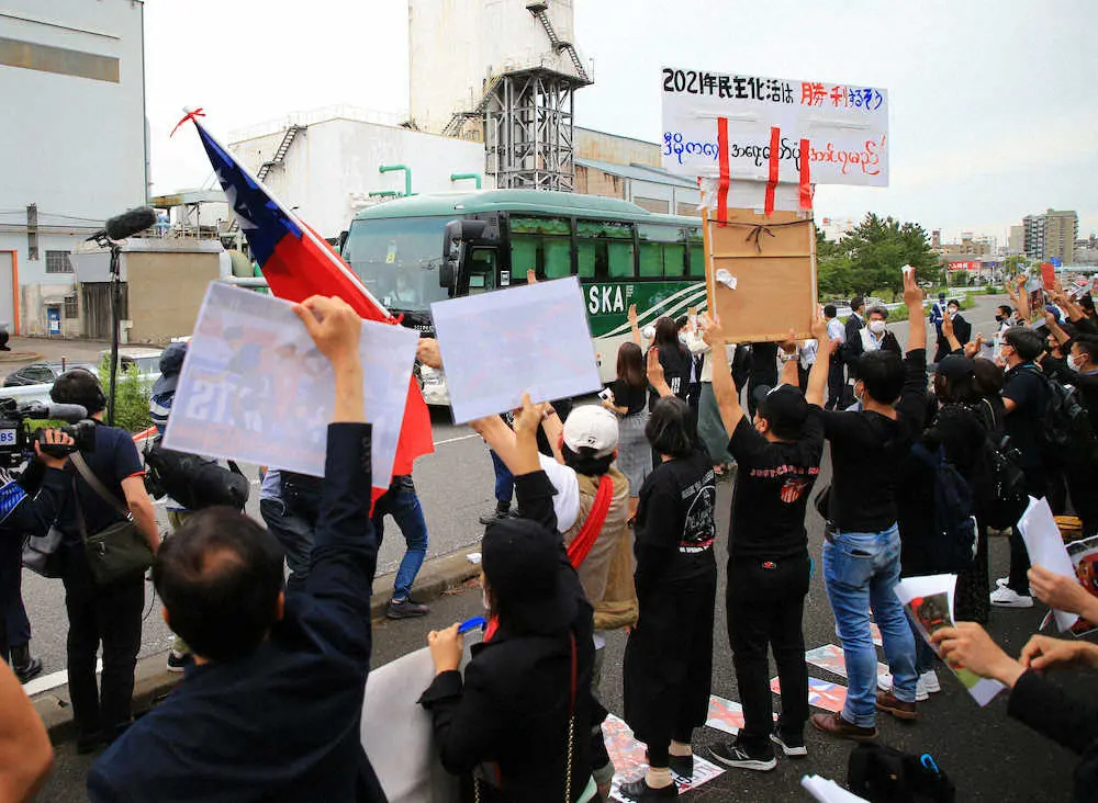 会場外でミャンマー政権に抗議活動「チームとして認めることはできない」