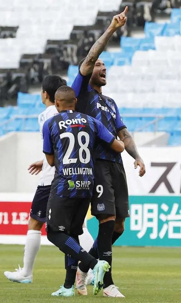 　G大阪―横浜FC　前半、先制のPKを決め、喜ぶG大阪のレアンドロペレイラ（右）＝パナスタ