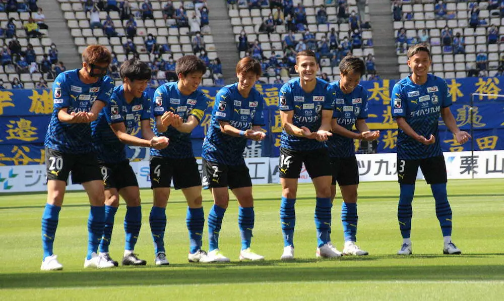 ＜大分・福岡＞前半、長沢（左）の先制ゴールが決まりゆりかごダンスを披露する大分イレブン