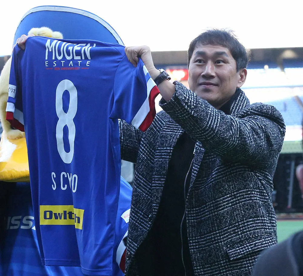 20年2月、ユニホームを手にサポーターに感謝する元横浜の柳想鉄氏