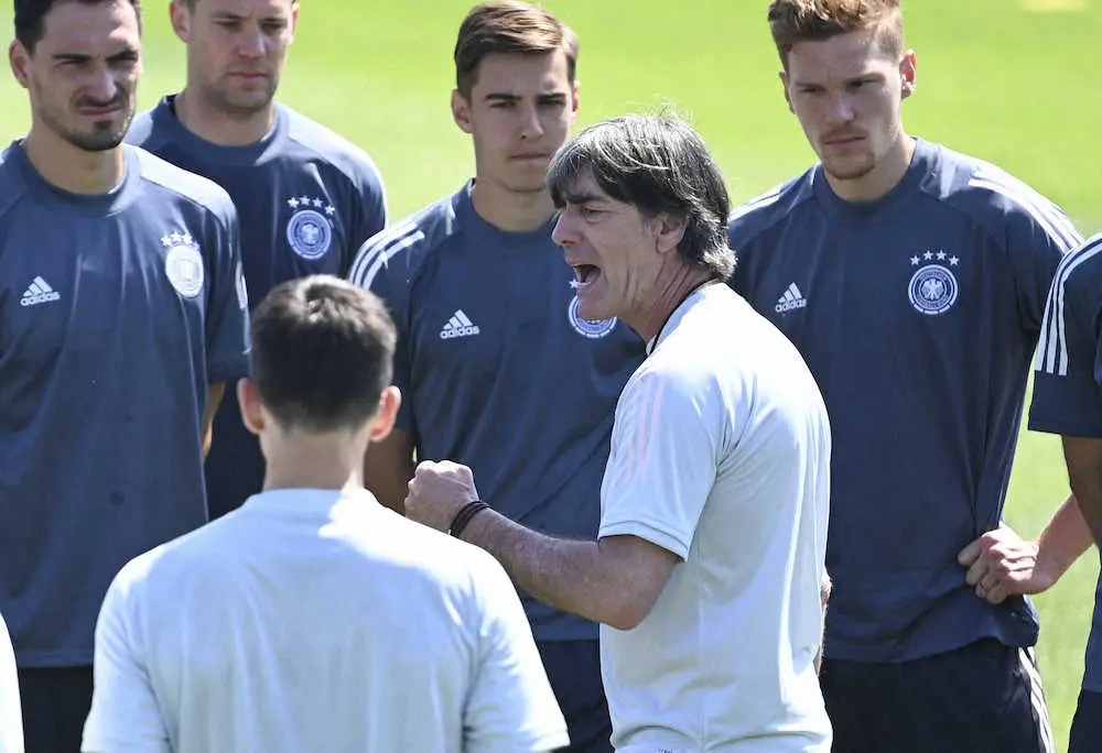 練習で選手に熱く語りかけるドイツ代表のレーブ監督（右手前）（AP）