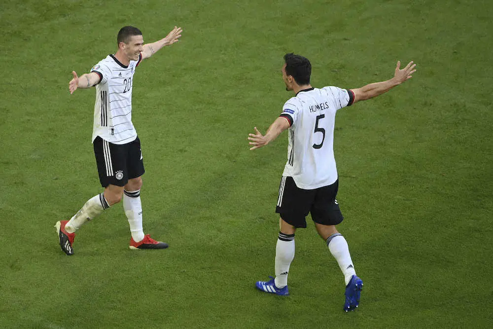 ＜ドイツ・ポルトガル＞ゴールを決め、フンメルス（右）と喜び合うゴゼンス（AP）
