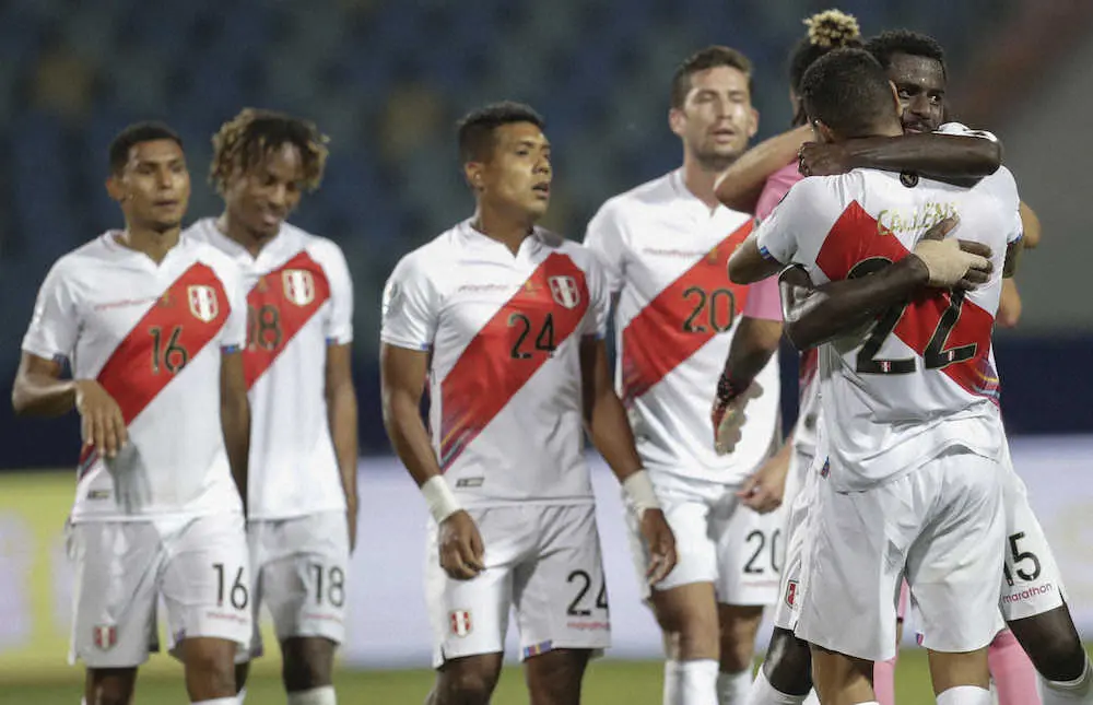 ＜ペルー・コロンビア＞勝利を喜ぶペルーイレブン（AP）