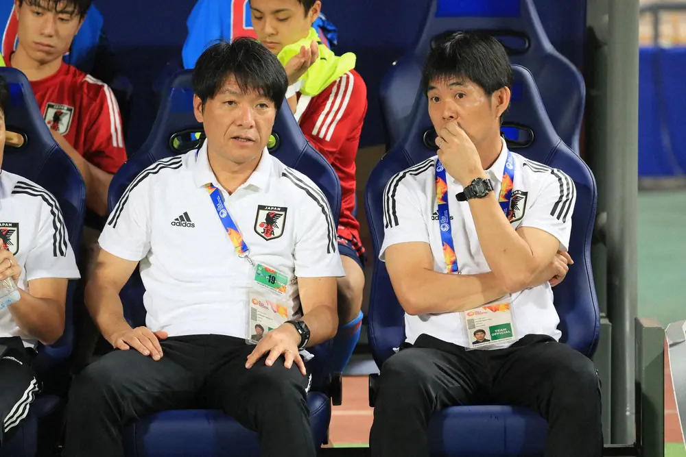 U―24日本代表の森保監督（右）と横内コーチ