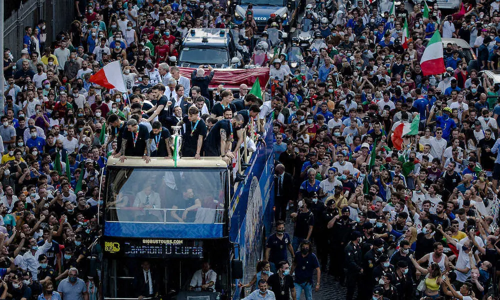 欧州選手権優勝のイタリア代表　ローマで凱旋パレード