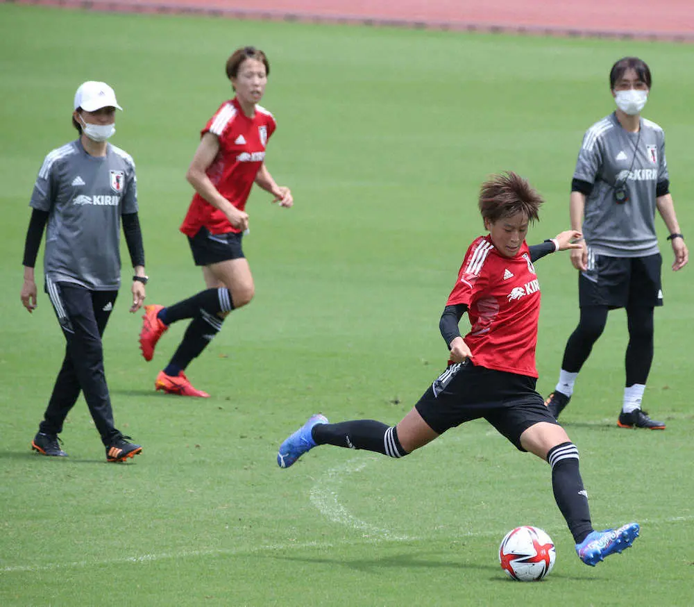 ＜サッカー女子日本代表練習＞高倉監督（左）の前でシュートを放つ宝田（左から2人目は杉田）（撮影・西海健太郎）