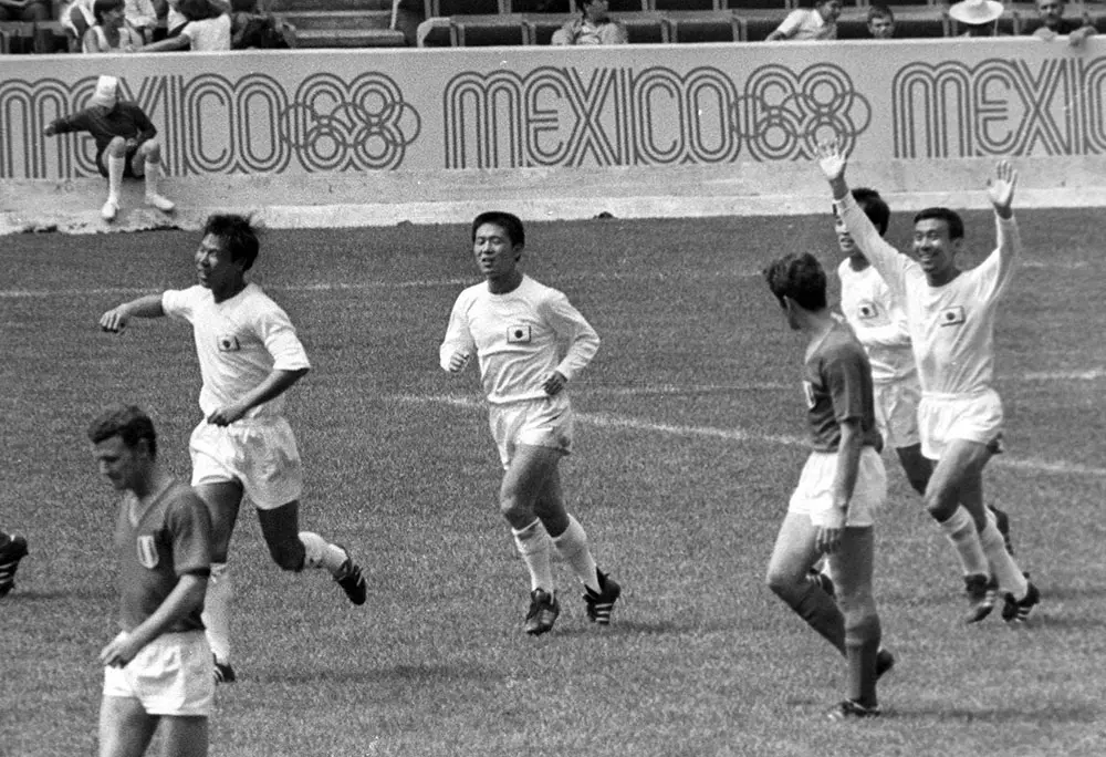 1968年、メキシコ五輪で準決勝進出を決めたフランス戦の杉山隆一氏（中央）