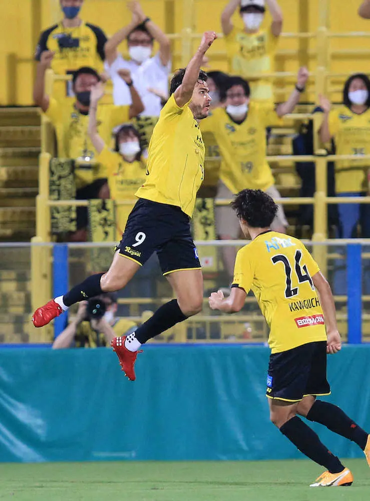 ＜柏・横浜FC＞後半26分、クリスティアーノがゴールを決めジャンプしながらガッツポーズ（撮影・篠原岳夫）