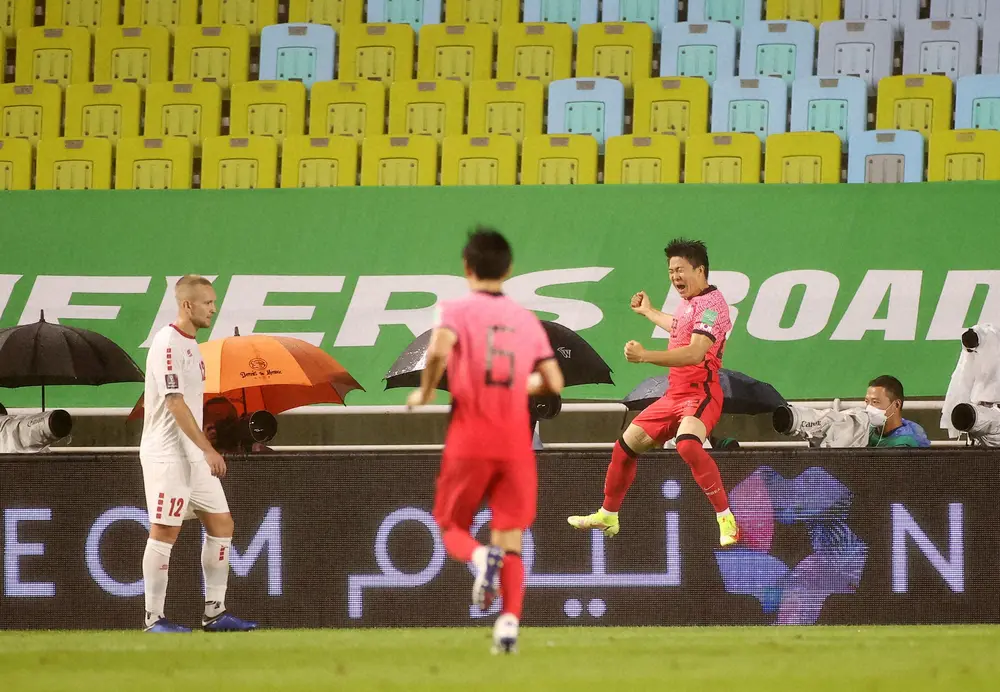 ＜W杯アジア最終予選　韓国・レバノン＞後半、先制ゴールを決め喜ぶ韓国代表MFクォン・チャンフン（右）（ロイター）