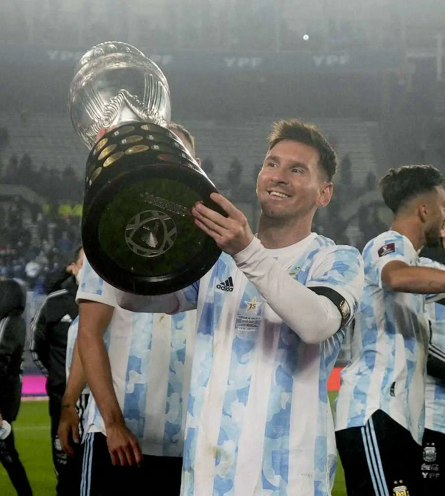 サッカーのW杯南米予選のボリビア戦後、南米選手権の優勝トロフィーを掲げるアルゼンチンのメッシ＝ブエノスアイレス（ロイター）