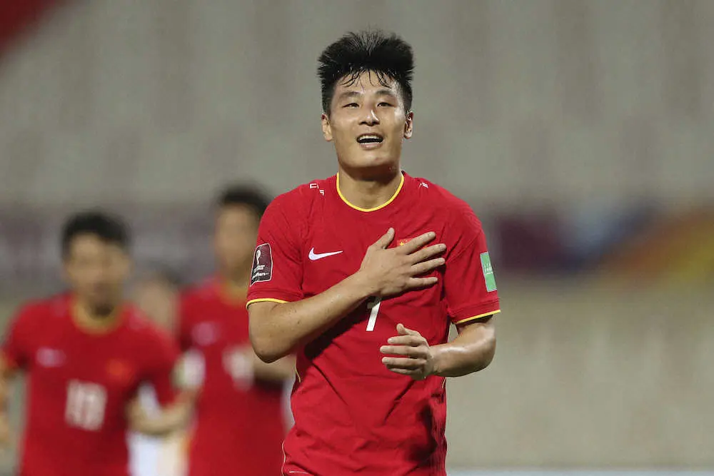 ＜中国・ベトナム＞この試合、自身2点目となるゴールを決め、喜ぶ中国代表FW武磊（AP）