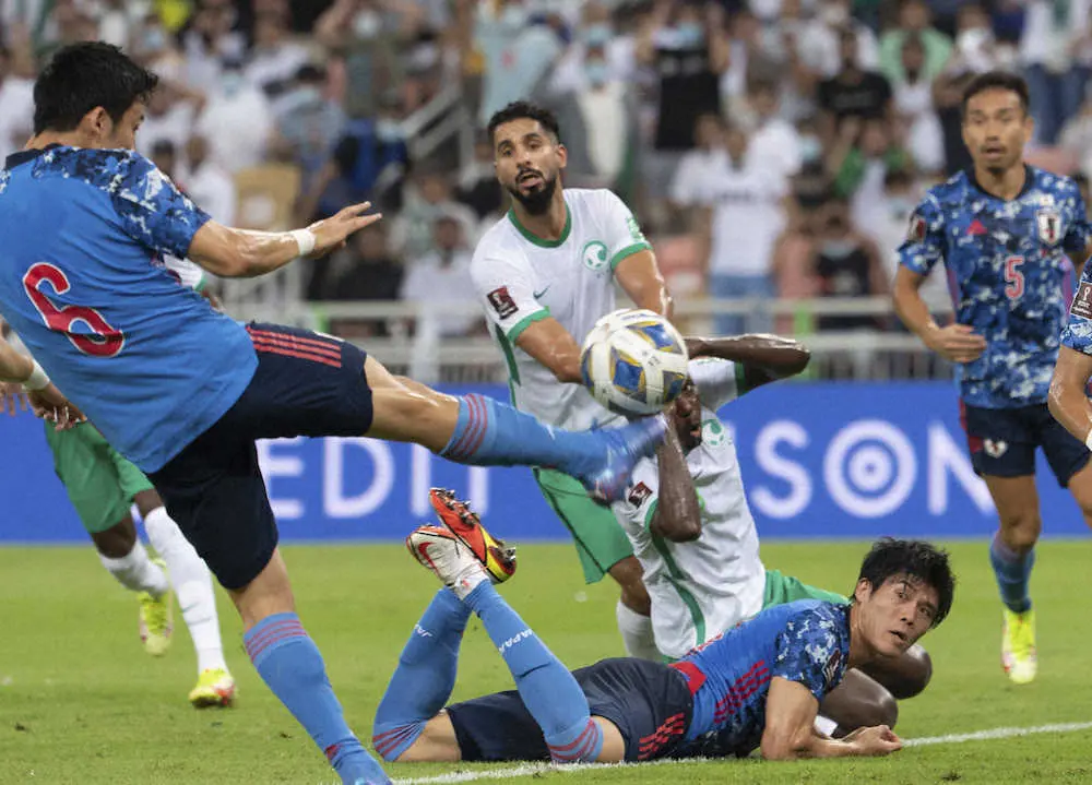 ＜サウジアラビア・日本＞ボールをクリアする日本代表の遠藤（左、AP）